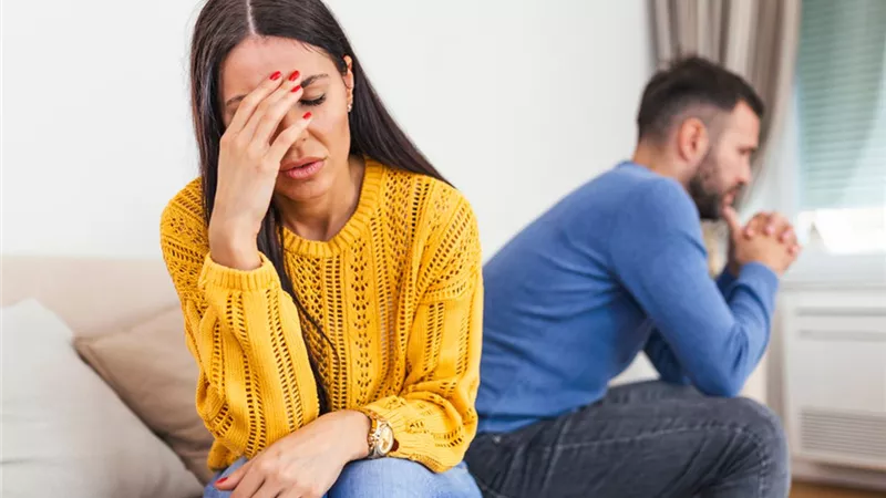 جوزي حساس أتعامل معاه إزاي تجنبًا للخلافات؟.. استشاري يجيب