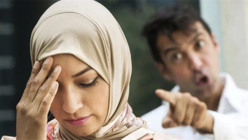 صاحبة النظارة الحمراء: خلعت زوجي بسبب وجبة مسقعة