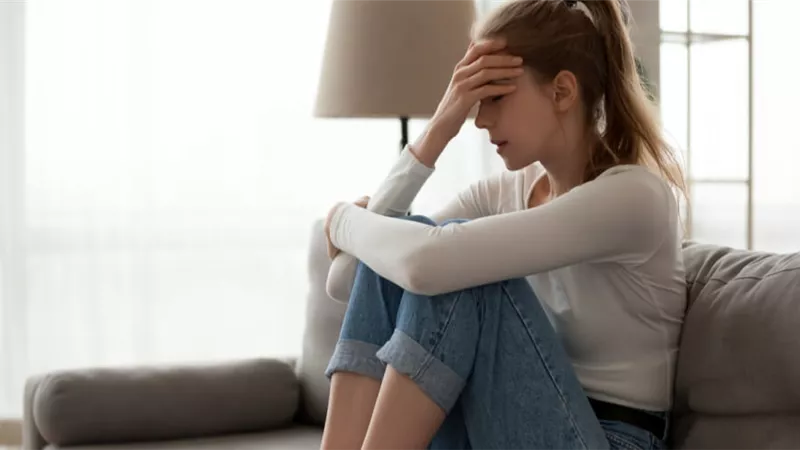 أبرزها النوم المفرط وإهمال النظافة الشخصية.. متى تعرفين أنكِ بحاجة لطبيب نفسي؟