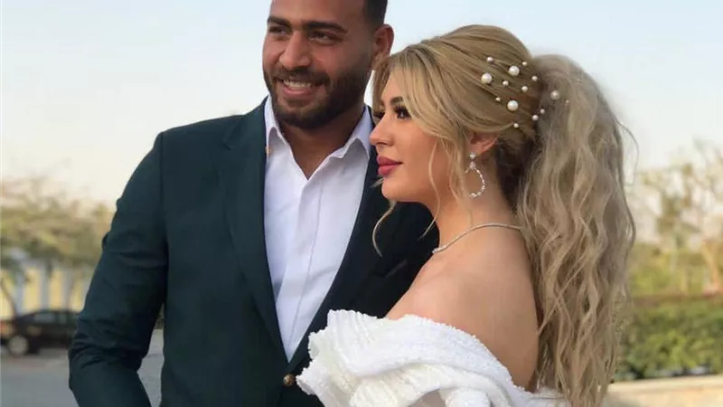 ببوكيه ورد.. سمارة يحيى زوجة أبو جبل تُثير الجدل على السوشيال ميديا
