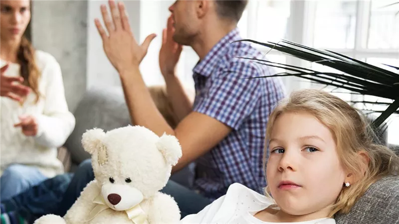 4 طرق لحل الخلافات الزوجية أمام الأطفال