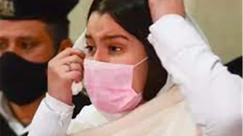 وصول حنين حسام لحضور جلسة إعادة محاكمتها