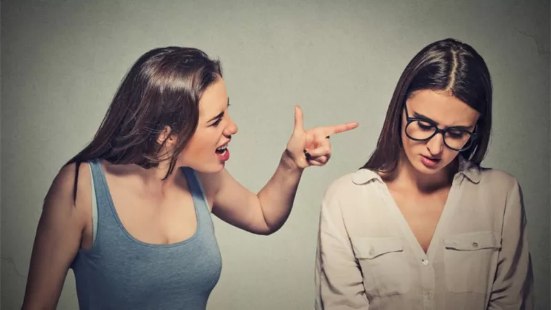 تدمرك نفسيًا..7 علامات تُخبرك أنكِ في علاقة صداقة سامة  