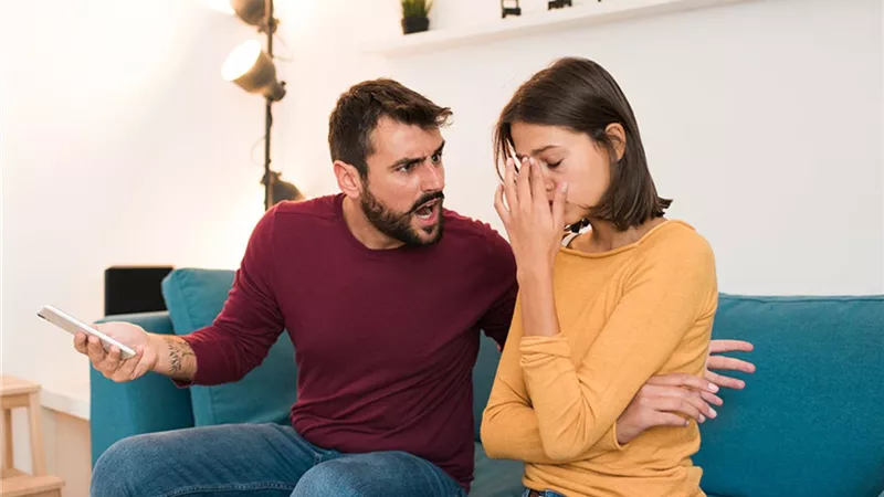 جوزي بيهيني قدام الناس.. السبب وطرق التعامل 