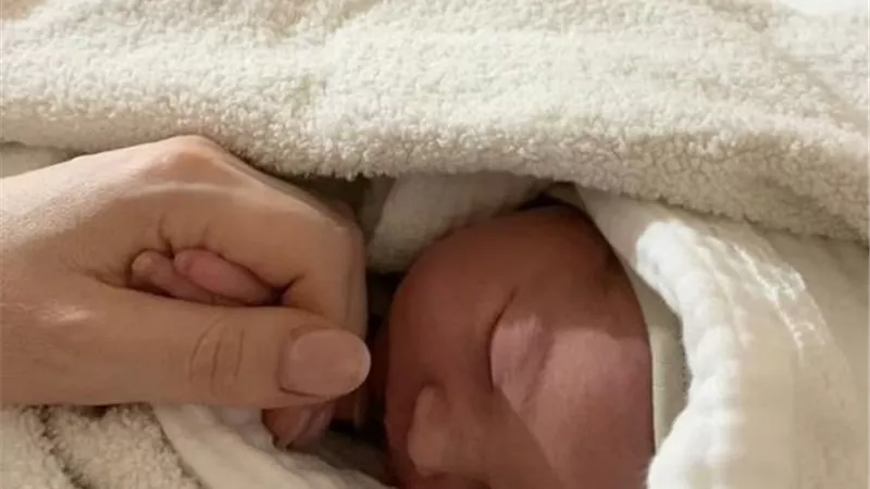 «معجزة كييف» ولادة أول طفلة تحت الغزو الروسي لأوكرانيا