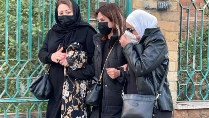انهيار وبكاء أمل رزق خلال تشييع جنازة والدتها بمدينة نصر