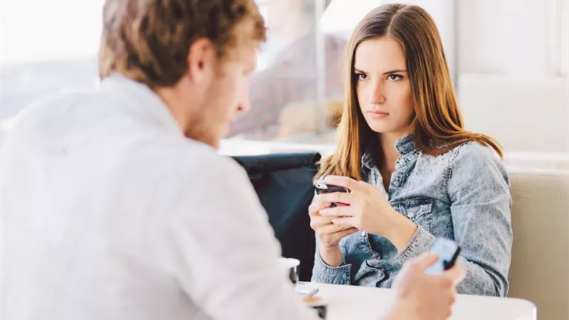 في 3 خطوات فقط.. كيف تتعامل مع حبيبتك إذا تجاهلتك؟