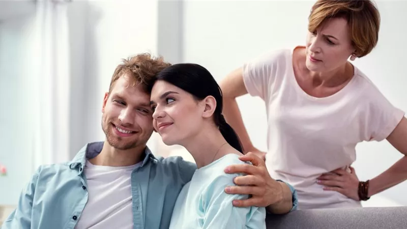 حُكم إجبار الأهل للرجل على طلاق زوجته.. وكيف يتصرف؟.. «الإفتاء» تُجيب
