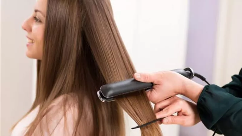تعرفي على أضرار فرد الشعر بالحرارة وكيف يمكنك تفاديها؟