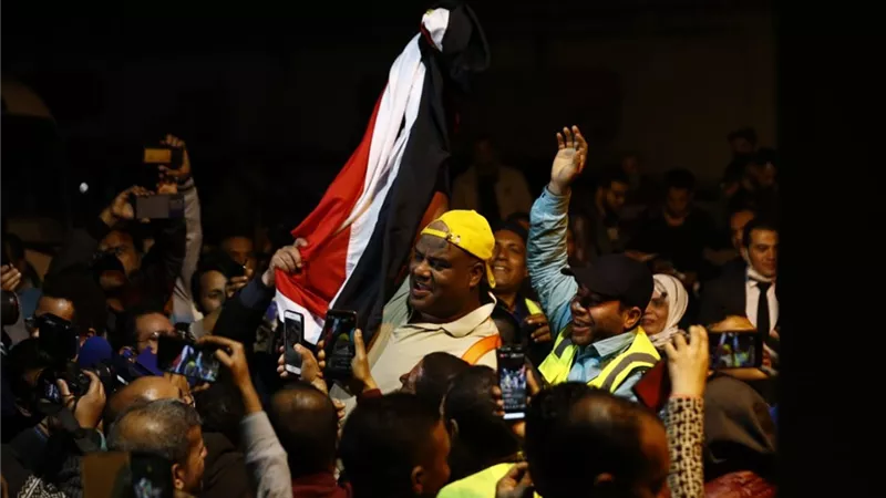 الرجل الخارق أشرف كابونجا يسحب مترو الأنفاق بجسده 