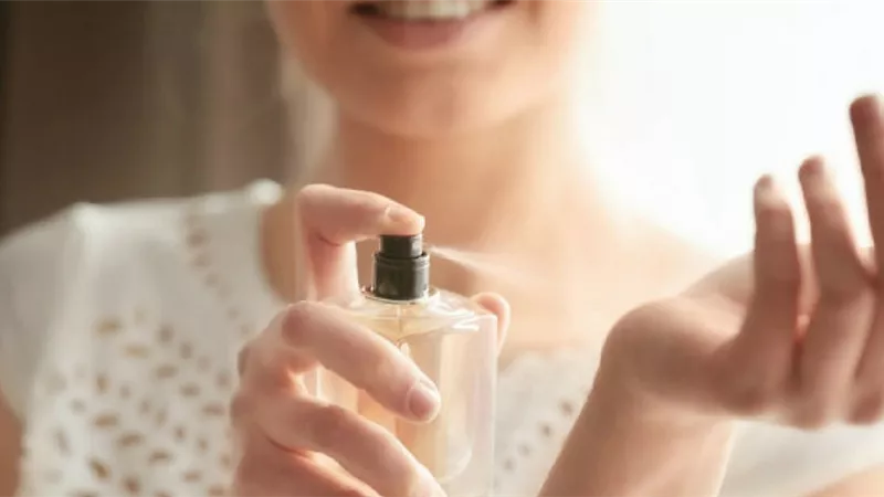  مع ارتفاع درجات الحرارة.. أبرز أنواع العطور المناسبة لـ الربيع والصيف