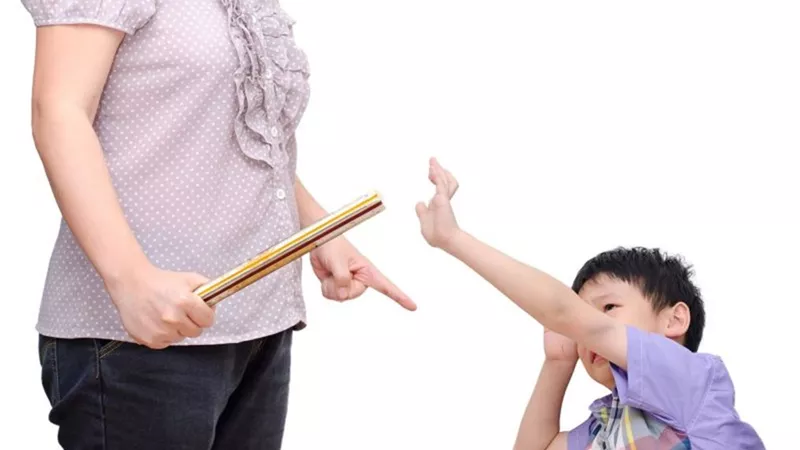 طبيب نفسي يكشف المخاطر النفسية لضرب الأطفال   