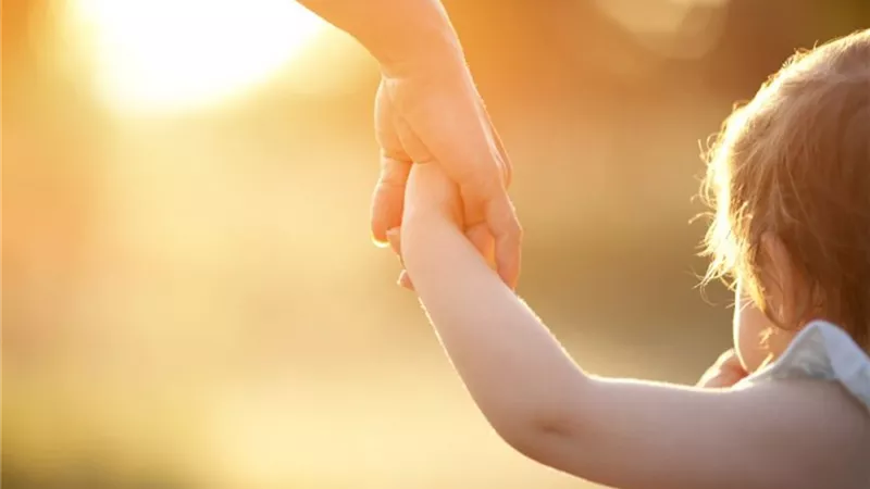 الأحق بحضانة الطفل بعد وفاة أمه وحُكم زواج الحاضنة.. «الإفتاء» تُجيب