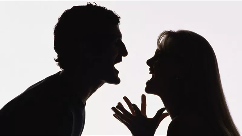 هل يجوز للرجل أخذ جزء من راتب زوجته مقابل الإذن لها بالعمل؟.. «الإفتاء» تُجيب