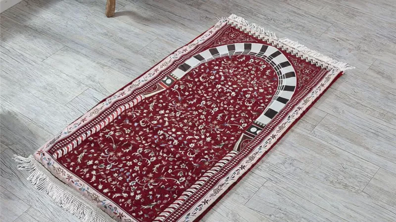 حُكم الصلاة على سجادة حرير.. «الإفتاء» تُجيب 