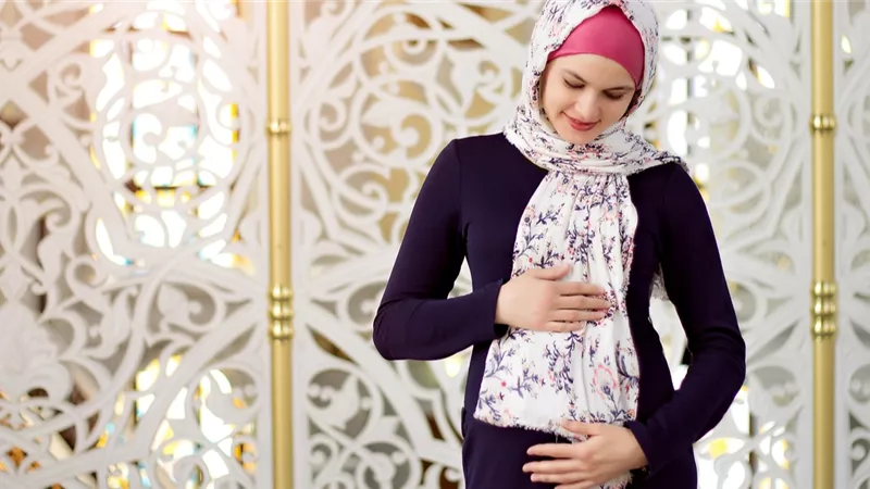 هل «ياميش» رمضان يضر الجنين ويُسبب ولادة مبكرة؟.. طبيب نساء يُجيب