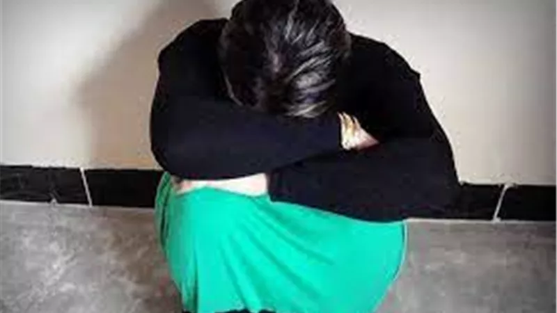 امرأة بدرجة «نصابة».. خدعت ضحاياها بحلم السفر واستولت على أموالهم