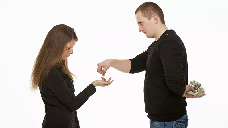 «عنده شنط فلوس ويجبرني أصرف على البيت».. زوجة تصرخ أمام المحكمة