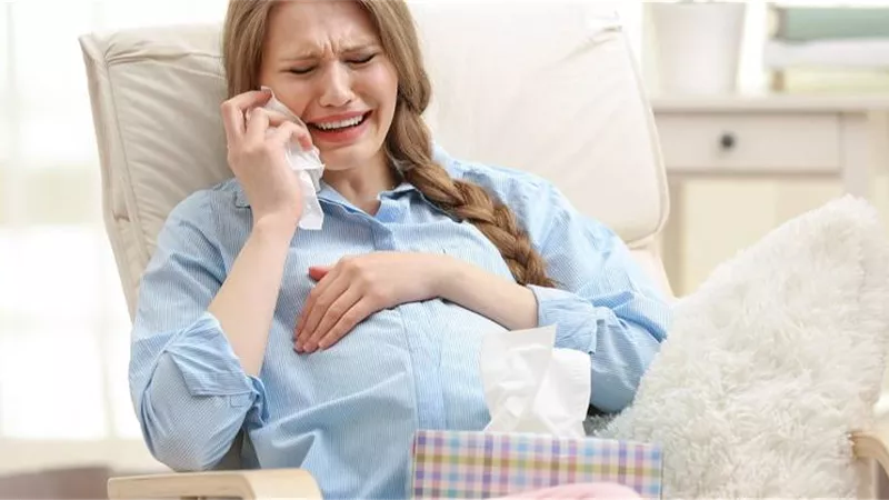 لماذا تبكي المرأة الحامل؟.. تعرفي على السبب وتأثير البكاء على الجنين