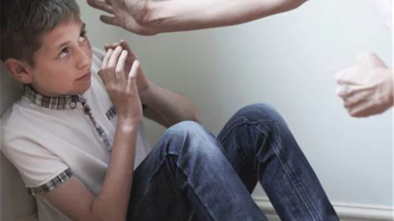 «اوعي تضربي ابنك».. الطفل المُعنف يميل للانتحار في الكبر