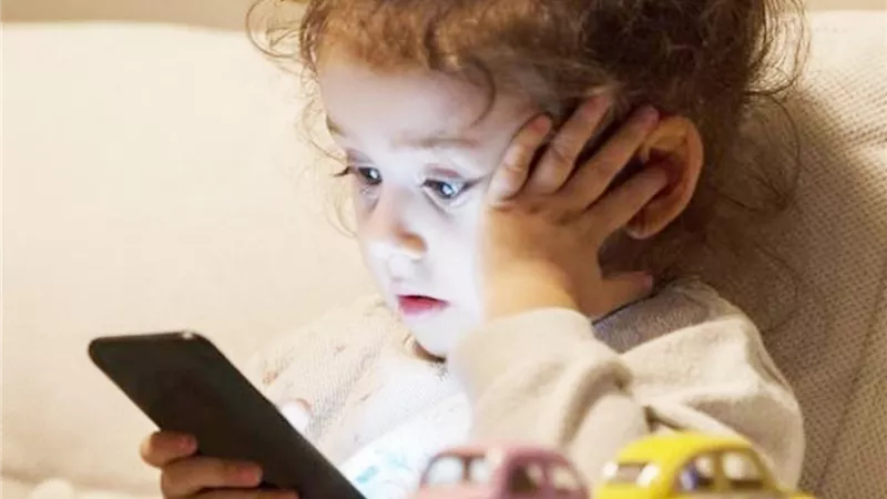«لا يستجيب عندما تناديه».. طبيب أطفال يكشف 4 أضرار لمشاهدة طفلك قنوات الكرتون