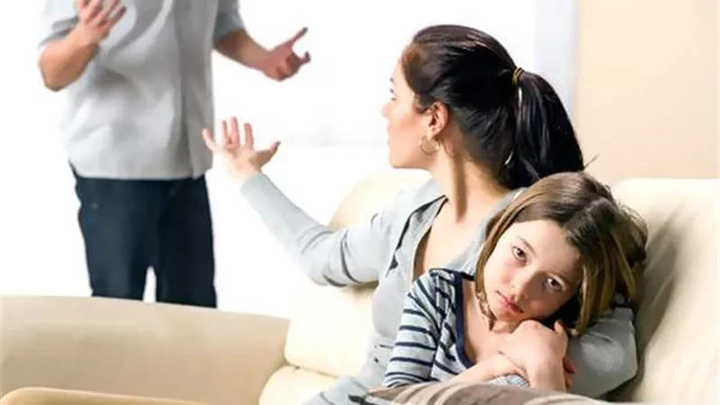 زوج يطلب إثبات نسب طفله.. والزوجة تترك المنزل وتهرب