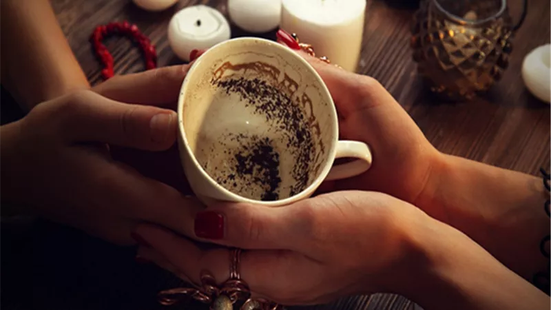«عائشة» أمام المحكمة: قارئة الفنجان خربت بيتي   