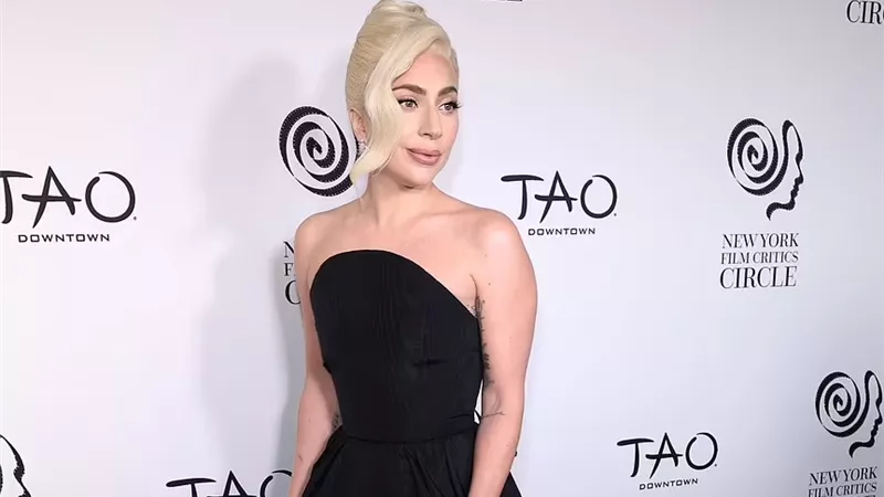 شقراء الحفل «ليدي جاجا» بالأسود في حفل توزيع جوائز نيويورك لنقاد السينما 2022