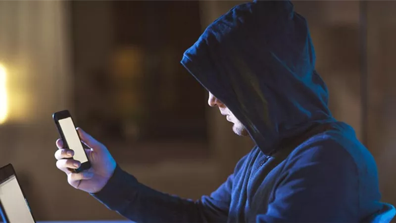 «الإفتاء» تكشف الفرق بين التجسس والتحسس وعلاقتهما بكشف العورات
