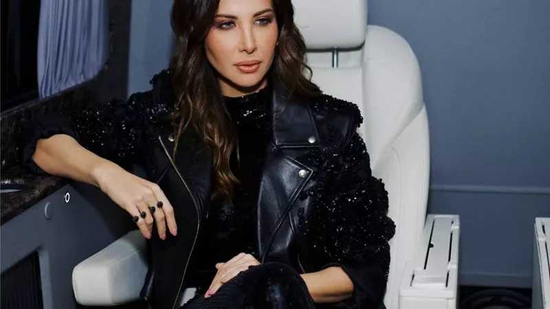 نانسي عجرم تخطف قلب شرطة الموضة بإطلالتها اللافتة في السعودية.. صور