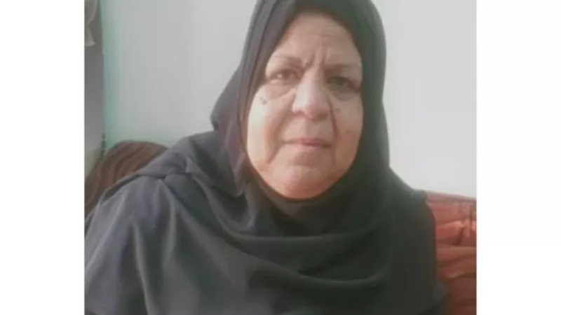 «السيدة شادية»| الأم المثالية في قنا.. ربت أولادها وأحفادها بماكينة الخياطة