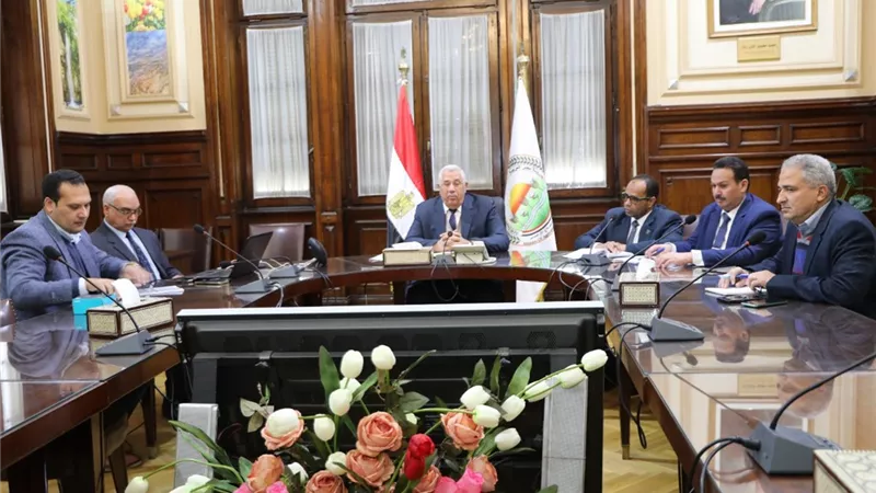 وزير الزراعة يعقد اجتماعًا مع مديري المديريات لبحث الاستعداد لموسم توريد القمح