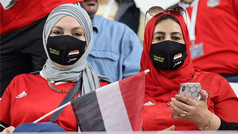 حسناوات مصر تشعلن مدرجات ستاد القاهرة قبل مباراة السنغال| صور