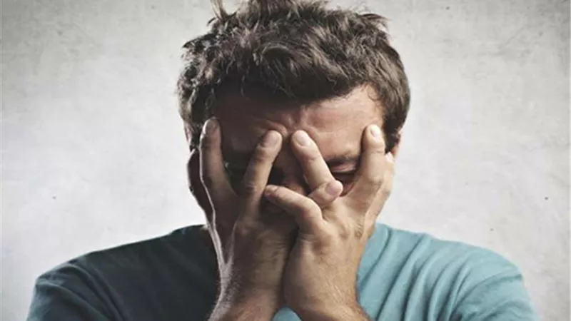 «أم بلا رحمة».. «بنت الذوات» ترفض نسب طفلها من زوجها الفقير!
