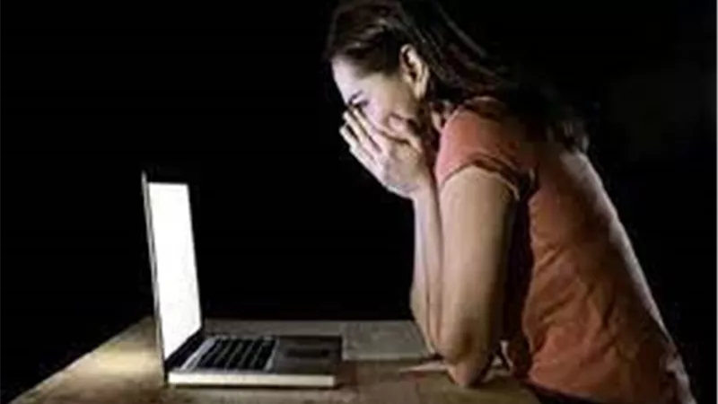ابتزها بنشر صور فاضحة محاولًا التشهير بسمعتها.. فلقي مصيره!