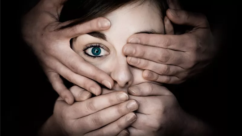 طبيب نساء يكشف عن 8 حقائق مرعبة حول ختان الإناث