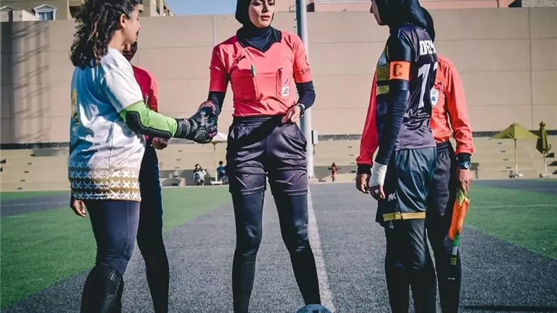 مُحكمات الكرة النسائية يدعمن الحكم «ندى عبد ربه» بعد التعدي عليها 