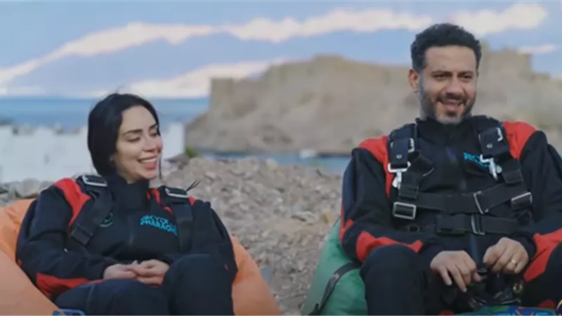 «في نجوم السماء» محمد فراج وبسنت شوقي يقفزان من الطائرة فوق سماء طابا| فيديو