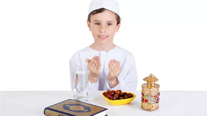 إزاي أعود طفلي على الصيام وأبدأ من سن كام؟.. طبيبة نفسية تُجيب 