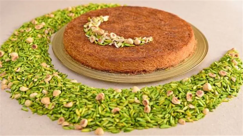«حلو رمضان».. طريقة عمل الكنافة بالقشطة الكدابة على قد الإيد