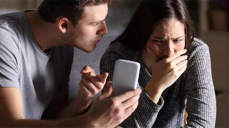 زوج يسأل «مراتي بتحب راجل تاني أعمل إيه؟!».. والتعليقات: «عندها حق!»