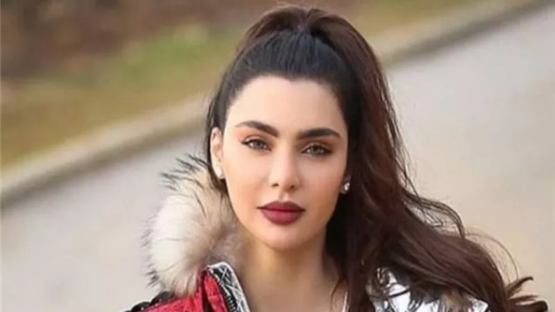 قمر اللبنانية في إطلالة رمضانية بالعباءة مع ابنتها| صور