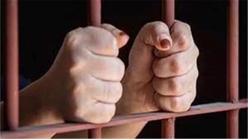 زعيمة عصابة تستدرج شابًّا لسرقته.. والمحكمة تعاقبها بـ15 سنة سجنًا