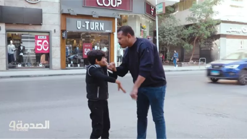 «الرحمة حلوة».. أب يضرب ابنه في برنامج الصدمة والجمهور يتدخل لمنعه.. فيديو