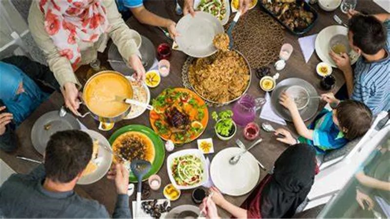 البطاطا المبطنة والسمبوسك والمقروض.. إبداعات المرأة الليبية في شهر رمضان