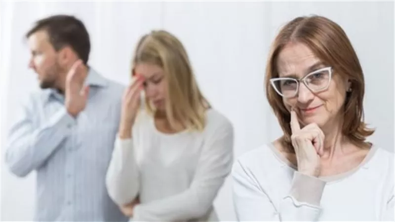 «جوزي عاوز يقتل ابنه عشان أخدم أمه».. مشاكل النساء على السوشيال ميديا