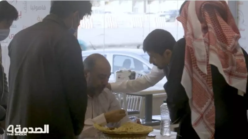 أب يُخفي على أبنائه إصابته بالسرطان.. وردود فعل مؤثرة من جمهور «الصدمة».. فيديو
