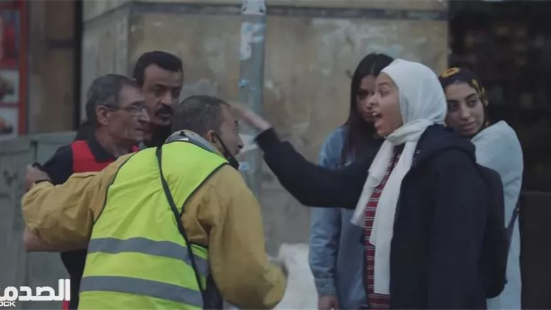 فتاة تهين والدها في برنامج الصدمة بسبب وظيفته والجمهور يعنفها.. فيديو