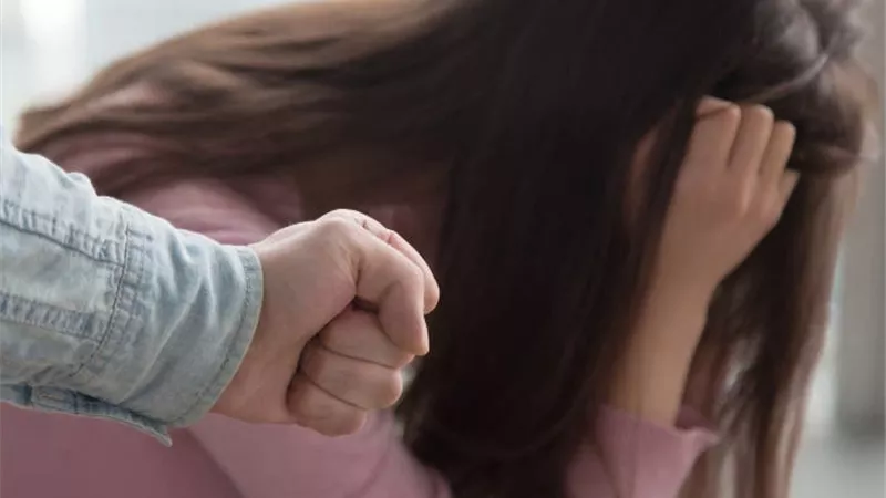 زوجة حامل تتعرض للضرب المبرح من زوجها وأحد التعليقات: 