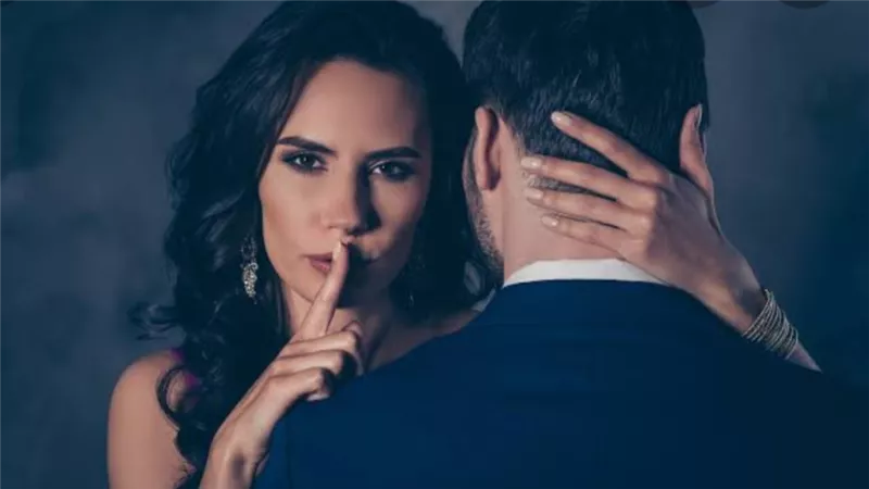«أمي على علاقة برجل آخر ماذا أفعل؟!».. مطلقة تستغيث من ظلم عائلتها على «فيس بوك»